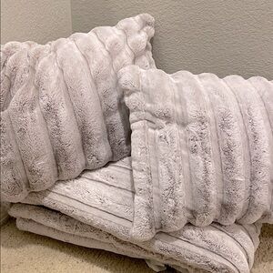 UGG Faux Fur Queen comforter set